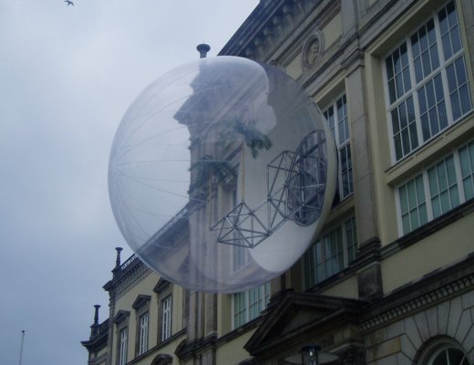 7m Kugel an einer Fassade